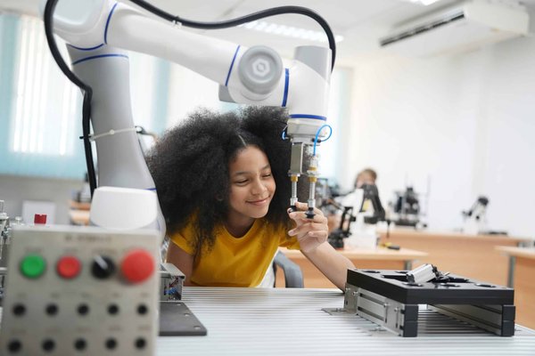 How Can Smart Contact Lenses Improve Diabetic Retinopathy Monitoring?